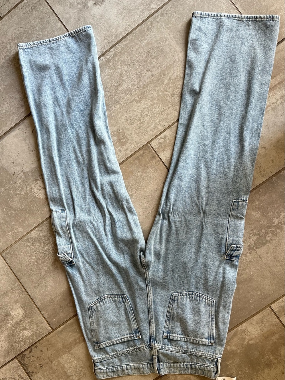 NWT Old Navy Extra High-Waisted Sky-Hi Wide Leg Cargo Jeans - Picture 4 of 4